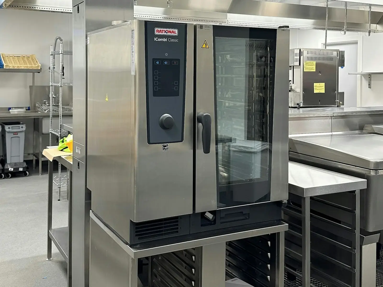 Horno mixto Rational iCombi sobre soporte en una cocina profesional