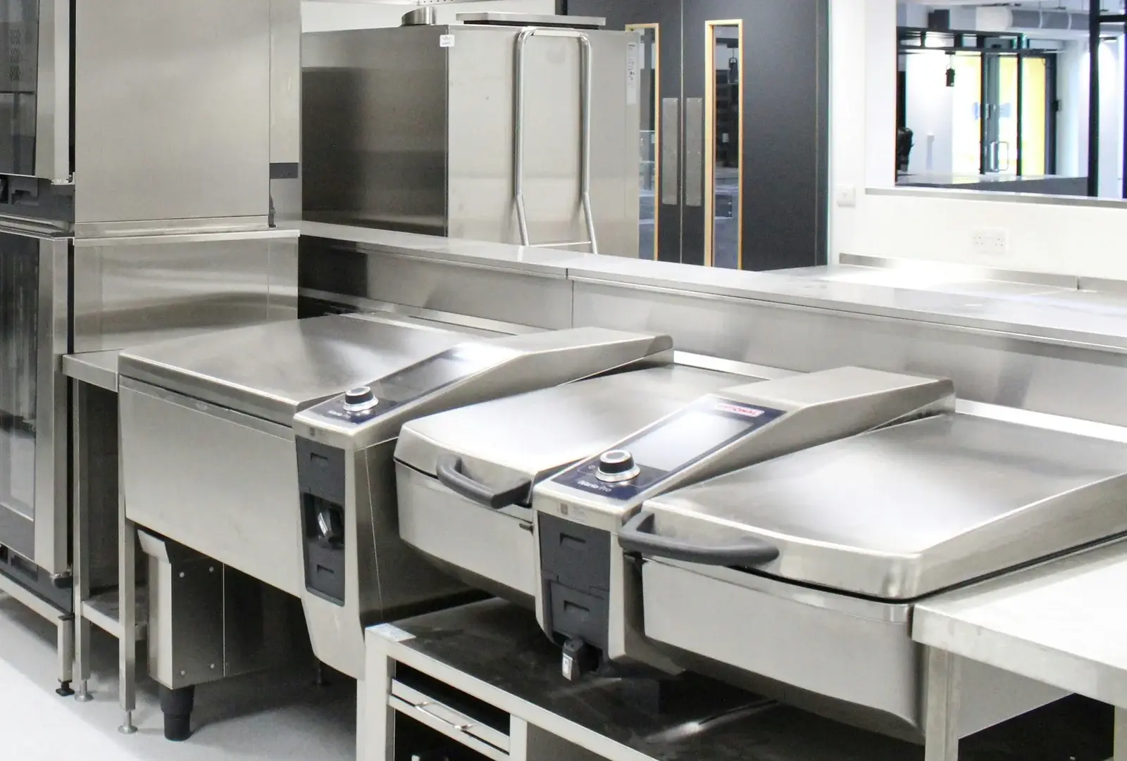 Sistemas de cocción multifunción Rational iVario Pro en una cocina profesional